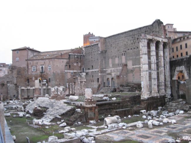 一服した後、コロッセオ、フォーリ・インペリアーリ通りのほうへ。