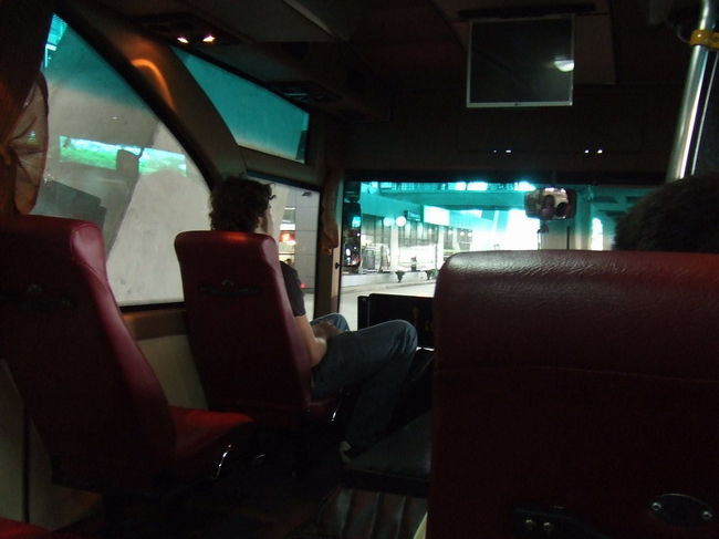 なんとかエアポートバスに乗れたのはいいが、<br />どこで降りればいいかわからない。。。<br /><br />終点っぽいところで運転手が降りろーみたいなことを<br />タイ語で言っている。<br /><br />困った・・・。<br /><br />ちょうど近くに華僑っぽいおじいちゃんが座っていたので普通語で話しかけたら通じた！<br />おじいちゃんとっても親切に教えてくれた。<br />おじいちゃん、ありがとう！<br /><br />無事ホテルにチェックイン。<br />