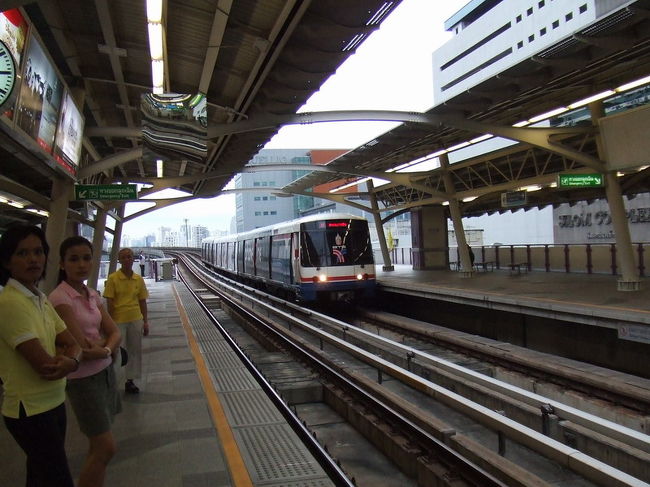 荷物を置いて早速市内をぶらぶら。<br /><br />初めてバンコクの高架列車にのる。<br />前回90年代にバンコク旅行したときには<br />まだなかったので初乗車。<br /><br />とても快適です。。