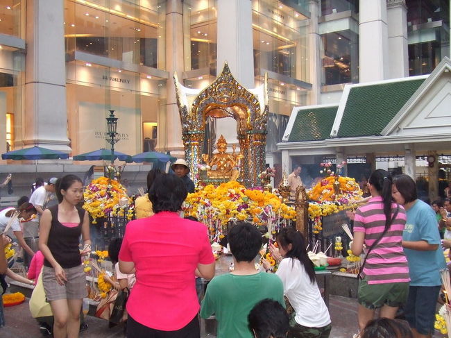 デパートの広場の一角に廟があり<br />お祈りする人々。<br />タイの人は信仰心が本当に篤いです。<br /><br />お祈りする人たちを観察した後、<br />バンコクの伊勢丹へ。