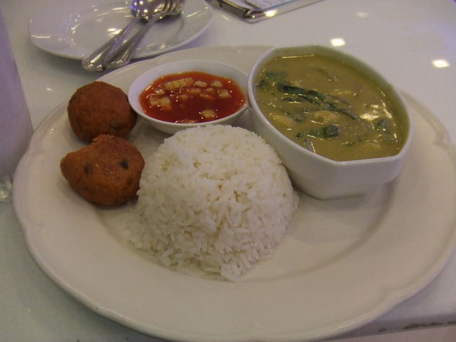 伊勢丹でお土産を早速買いまくり。<br />バンコク伊勢丹いけてます！<br /><br />夜は一人でさびしくタイ料理のファーストフードで<br />グリーンカレーのセットを食べる。<br />その後、早速マッサージ。<br /><br />ホテルに戻ってごろごろしてたら、<br />やじ到着。合流成功！<br />