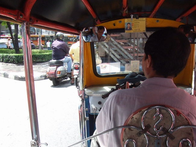 朝はゆっくり起きてまずは市内の免税店へ。<br />キングパワー免税店はいろんな品物がありましたが、<br />心惹かれるものもなく、おサイフも寂しく、<br />何も買いませんでした。<br /><br />三輪バイクでＳＰＡが入っている<br />ホテルまで移動。<br />すごい排気ガスでした。