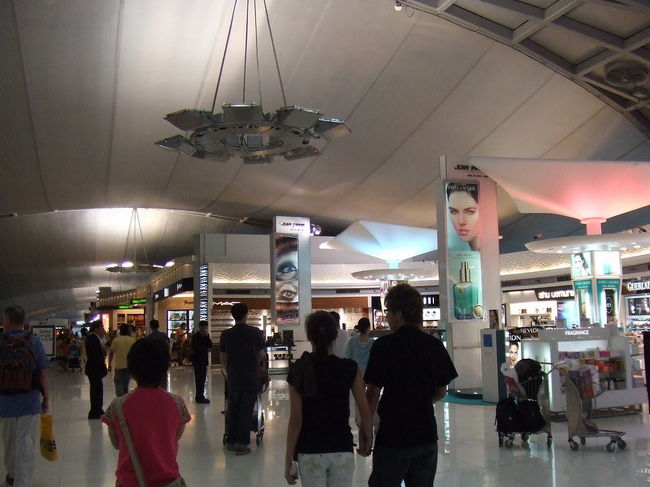 バンコクの国際空港。<br /><br />新しくできた空港で、とてもきれい。<br />免税店やいろんな飲食店があって<br />深夜のトランジットも便利。