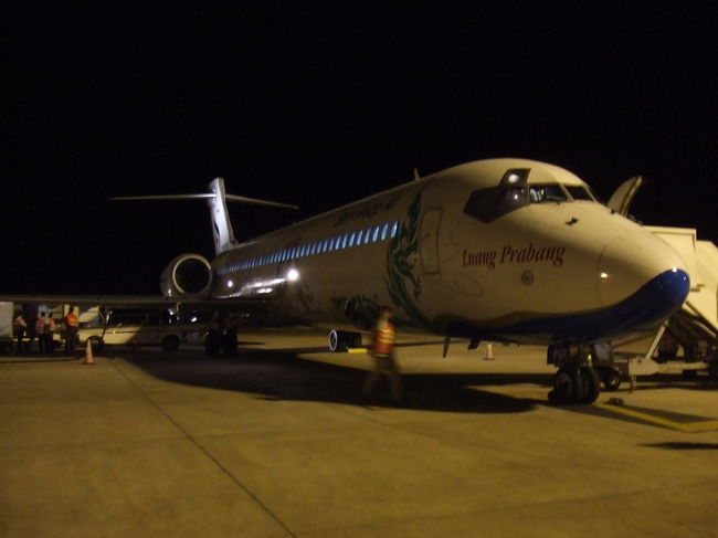 バンコクーシュムリアップ間を独占運行している<br />バンコクエアウェイズ。<br /><br />機体は小さくて、夜のフライトも満席。<br />乗客のほとんどが日本人。<br />CAも日本人が2人いた。<br /><br />1時間程でシュムリアップに到着。