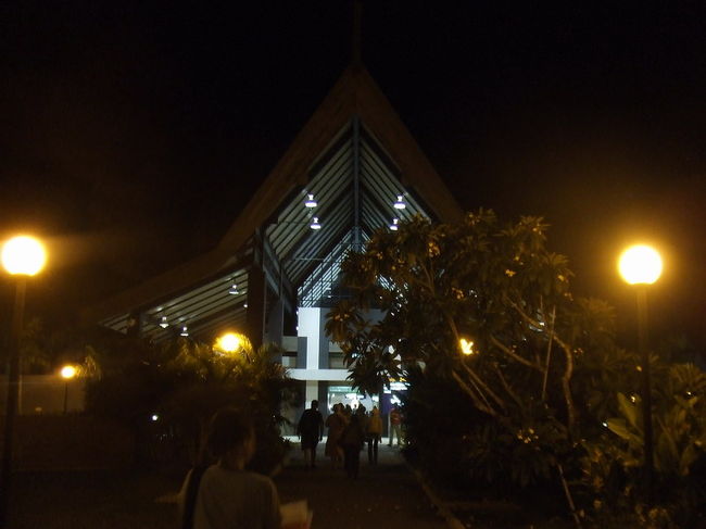 アジアの地方空港という趣のシュムリアップ空港。<br />飛行機を降りてから徒歩で入国ゲートまで向かう。<br /><br />ビザは入国審査スペースの手前で<br />20USDと写真を提出してすぐ取れた。<br /><br /><br />