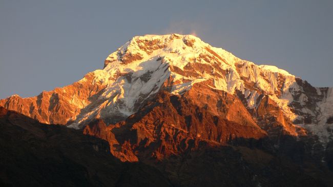 チョモロンにて朝焼けに染まるアンナプルナ・サウス。<br />
