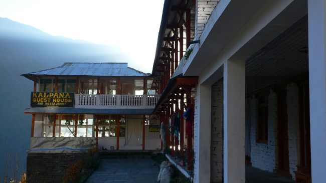 Chhomrong（チョモロン・2170m）で2度目の宿泊のKALPANA Guest House。<br />この日の宿泊客は私達だけで静かな夜になるかと思いきや･･･。<br />この近辺の部族はこの日が正月で正月を祝うイベントで夜まで賑やかだった。<br />