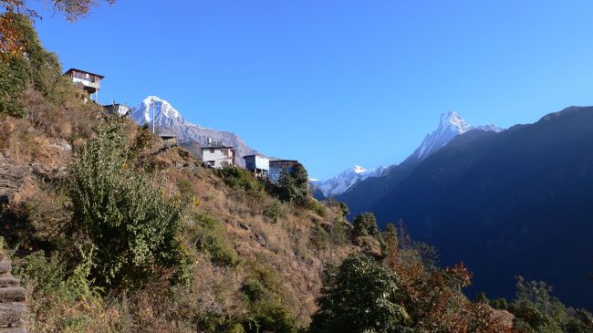 Chhomrong（チョモロン・2170m)を出発しTadapani(タダパニ・2630m）へ向かう途中から見えた隠れ行く山々。<br />