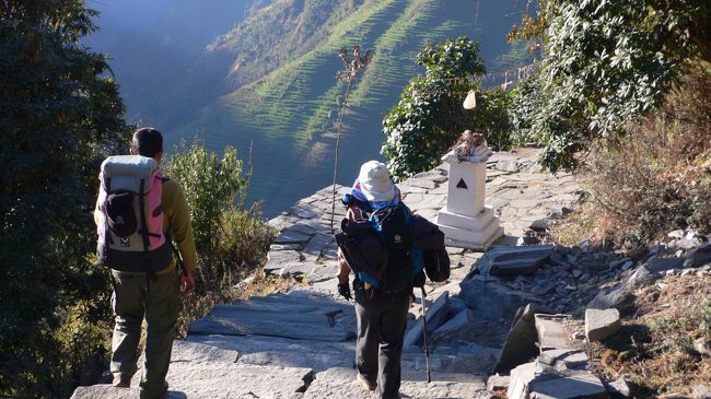 チョモロン（2170m)からTadapani（タダパニ・2630m)に向かって歩く。<br />先に見える仏塔は必ず左側を通る（時計回り）。<br />