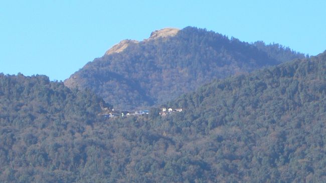 山の中に見えるタダパニ。<br />