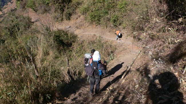 日当たりのよいトレイルを歩く。<br />先に歩いているオレンジの人はポーターさん。