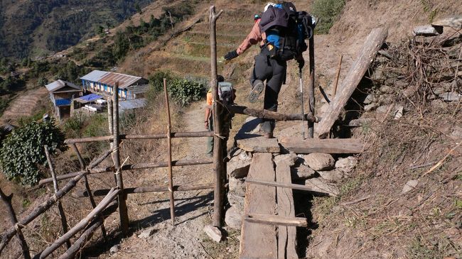 家畜用の柵を越える。