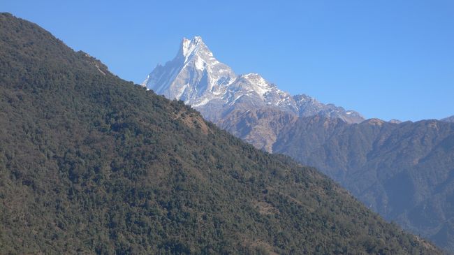 昼食休憩したChuile(2170m)から見えていたマチャプチャレ。<br />