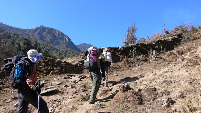 Chuile(2170m)を出発し、ここからずっと樹林の中に入り<br />Tadapani(タダパニ・2630m）へ至る。<br />