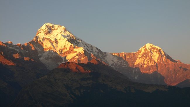 タダパニから見た夕焼けに染まるアンナプルナ・サウスとヒウンチュリ(17:22)。<br />