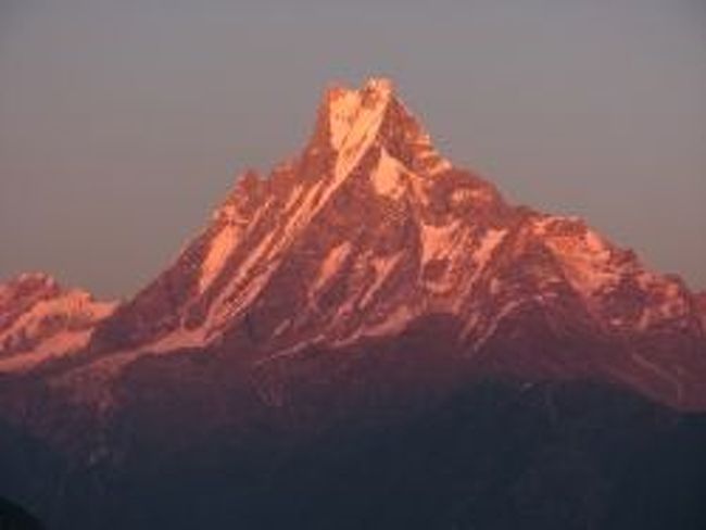 タダパニから見えた夕焼けに染まるマチャプチャレ(17:30）。<br />