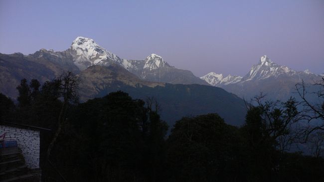 Tadapani(タダパニ・2630m）から見えた、日暮れ前のアンナプルナ・サウス、ヒウンチュリ、アンナプルナ?、マチャプチャレ(17:38)。<br />