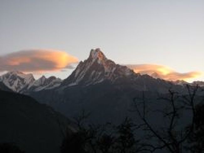 タダパニから見えた朝焼けに映えるマチャプチャレ(6:59)。