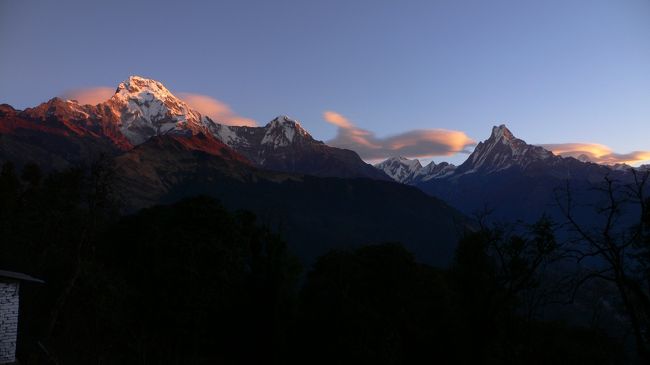Tadapani(タダパニ・2630m）から見えた、朝焼けに燃えるのアンナプルナ・サウス、ヒウンチュリ、アンナプルナ?、マチャプチャレ(6:58)。<br />この日から山に雲が増えてきた。<br />