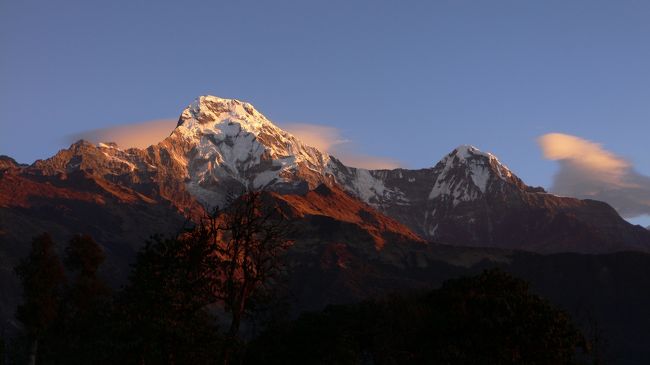 タダパニから見た朝焼けに燃えるアンナプルナ・サウスとヒウンチュリ(7:01)。<br />
