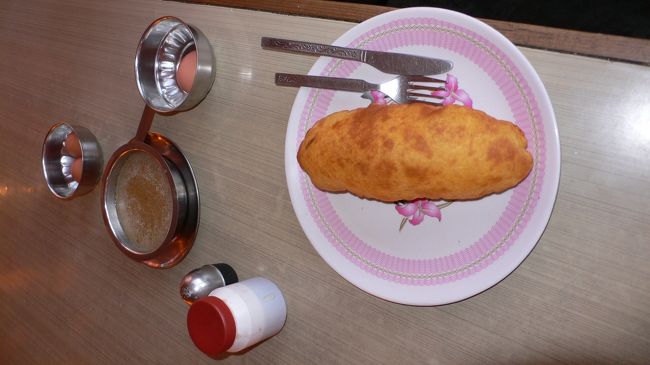 タダパニの朝食のコーン･ブレッド。<br />コーン･ブレッドはトレッキング中気に入って好んで食べていた。<br />コーン･ブレッドは形は少々違えどもお店によってのハズレがなかった。<br />だが、逆に下界では食べられなくなった。<br />