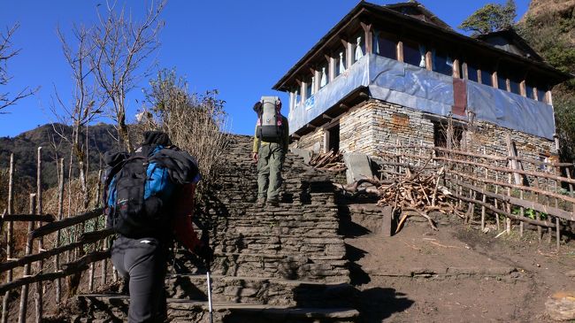 Ban Thanti Hill（2660m)へ上る。