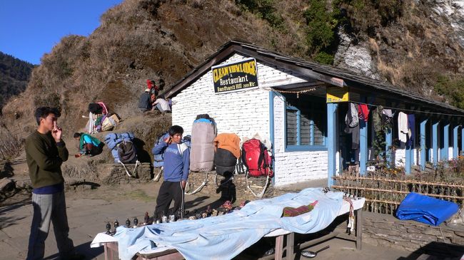 Ban Thanti Hill(2660m)で小休止。<br />左端はポーターのパサンさん。<br />この日は同じ方面へ日本のアルパイン・ツアーの１６人の団体さん用の荷物を運ぶ大勢のポーターさん達がいた。<br />