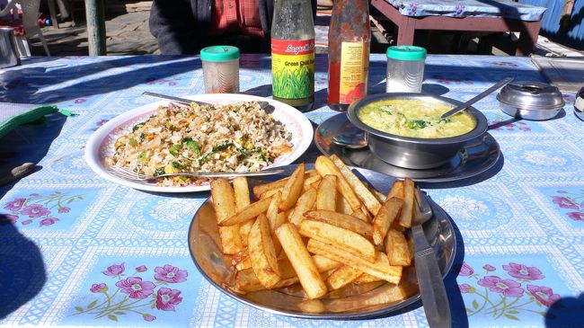 昼食休憩で立ち寄ったDeuraliでの昼食。<br />フライド･ライスと野菜卵ヌードルとフライド・ポテト。<br />ネパールの山では日本で言うフライド・ポテトを食べたいときは、<br />「ポテトチップス」と注文する。<br />