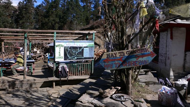 昼食休憩で立ち寄ったDeuraliにあった道標。<br />これから向かうGhorepani(ゴレパニ・2860m）方面と<br />Ghandruk(ガンドルン・1940m）方面を表示。<br />