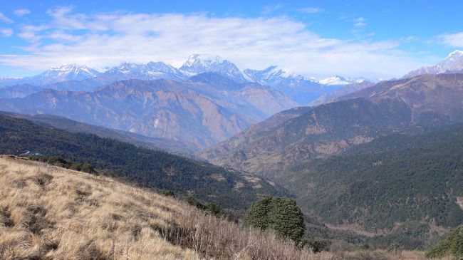ゴレパニまで1時間程のところにある開けた尾根から見える展望。