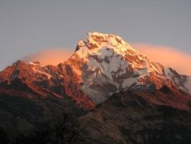 タダパニから見た朝焼けに燃えるアンナプルナ・サウス(6:59)。<br />