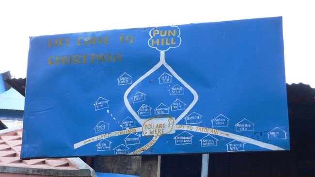 ゴレパニの小さなメインストリートにあった簡単な集落の宿の案内図。<br />