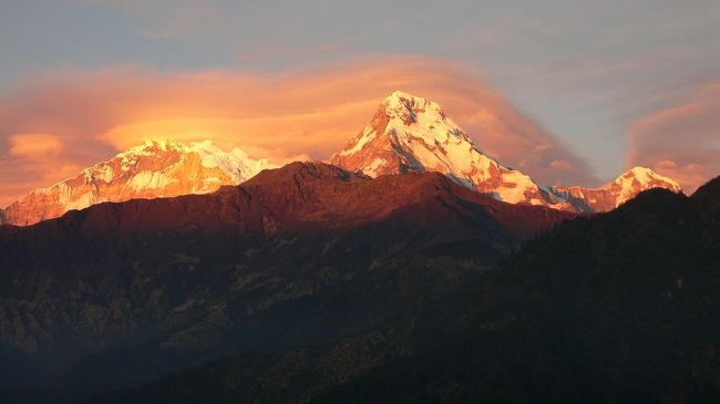 ゴレパニから見える朝焼けに染まるアンナプルナ･サウス(7:28)。