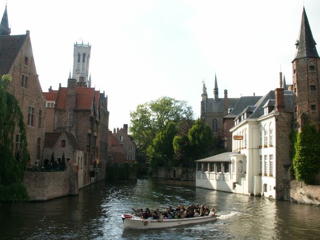 パレードの時には青空に変わりましたが、午前中は生憎の曇り空。<br />せっかくブルージュに行くのだから、と早めに家を出てあちこちを散策。