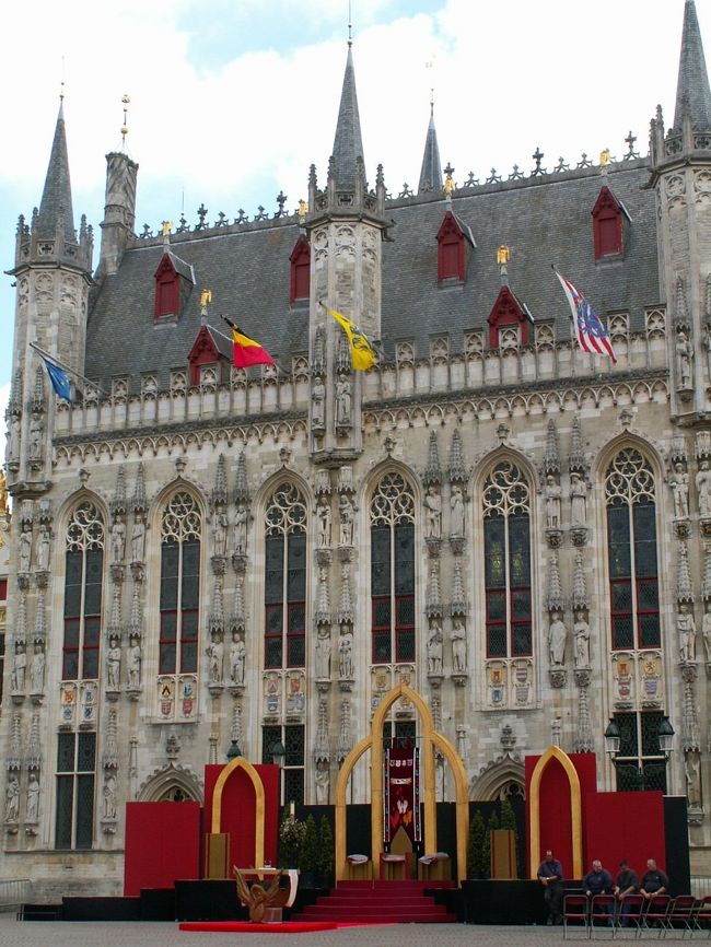 ブルグ広場、市庁舎前にこんなのが作られていました。後から分かりましたが、『聖血の行列』の最後にマルクト広場からここまで「聖血」が運ばれます。<br />そして一連の儀式の後、再び聖血礼拝堂へ納められます。