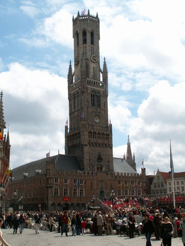 ブルージュのシンボル、鐘楼です。<br />高さ88mほどあり、頂上まで登るのはかなり疲れますが赤茶色のレンガの家々が続く街並みやフランドル平原のパノラマを存分に楽しめるのでお勧めです。