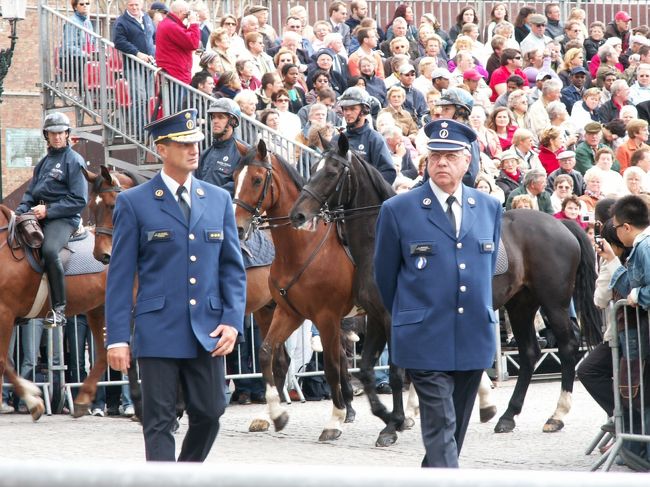 後方に見えるのがマルクト広場の予約座席です。<br />予約はしていかなかったのでこの場所には座れませんが、沿道のレストランやカフェが一席5〜７ユーロほどで椅子を提供してくれるので、あえて予約の必要はないと思います。