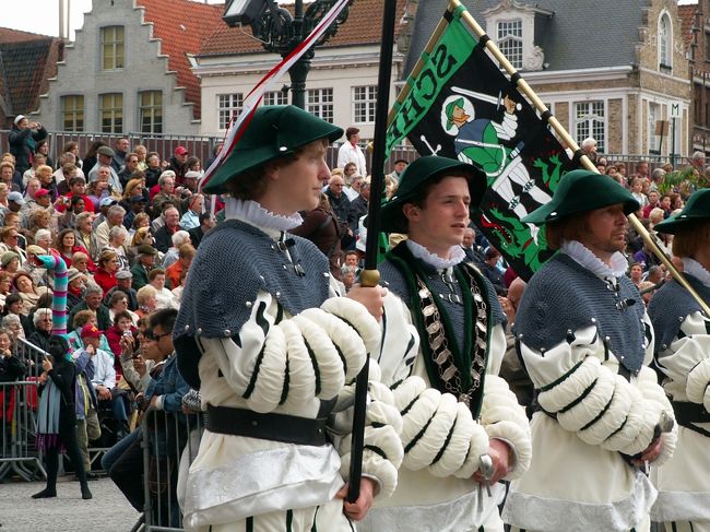 左端にちっちゃく見えている長いかぶりものの少年、エバを騙したへび君です。