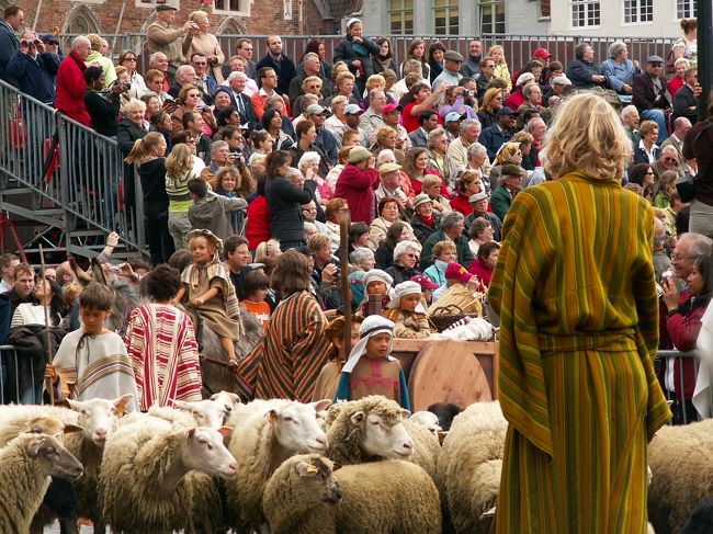 神と交わした約束「神の言葉に従い、未知なる土地へ旅立てば、大いなる民族の父になれる」という創世記の名場面。<br /><br />本物の羊の群れに子供は大喜び♪