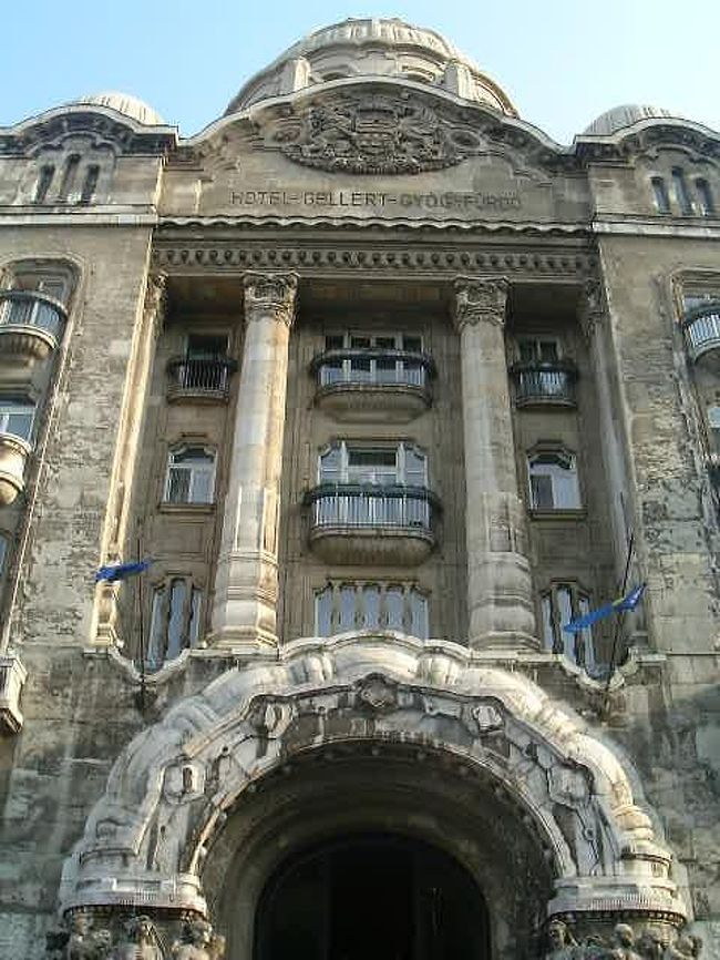 ブタペストに到着し、まず向かったのはもちろん温泉！！<br /><br />ゲレルトホテルの中にある「ゲレルト温泉」。<br />アールヌーボー様式の歴史を感じるホテルにまず感動。<br />
