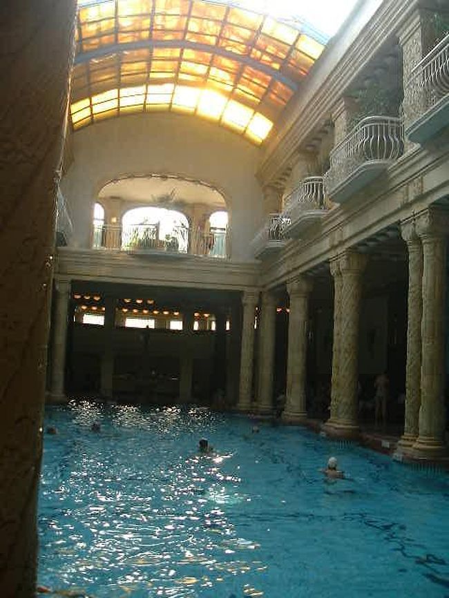 温泉内にある室内プール。外にもあります。<br />プールは水着着用。温泉はもちろん素っ裸です☆<br /><br />きもちよかった〜☆