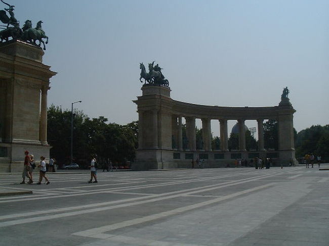 英雄広場。14人の英雄が立っています。