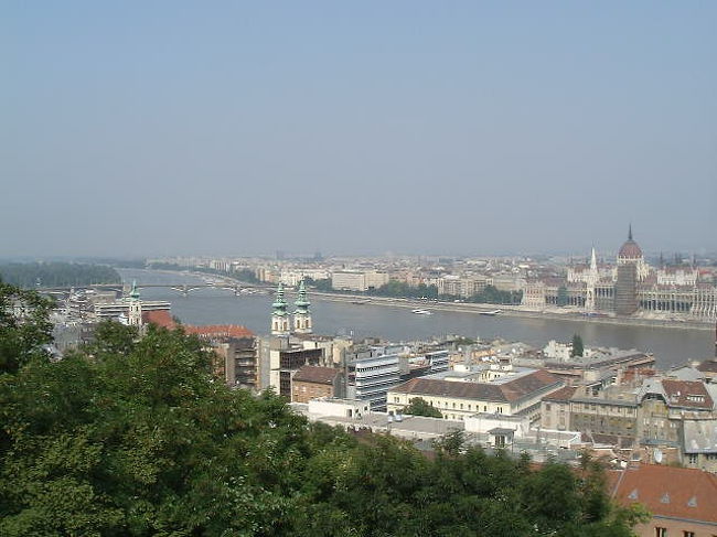 漁夫の砦から見下ろしたドナウ川。国会議事堂も見えます。