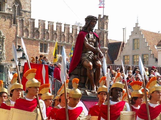 「冷たい石の上に腰掛けたイエス」と呼ばれている松の木で作られた像。<br />いつもは聖血礼拝堂にあり、人々が触っていくため膝のあたりがはがれてきています。