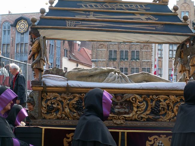 イエスの亡骸はアリマタヤ出身のヨセフによって葬られたわけですが、このイベントのシンボル「聖血」はこの時キリストが流した血と言われています。