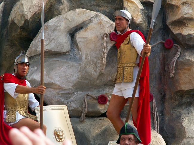 岩に掘った穴に安置されたキリストの遺体。<br />入り口は大きな石で塞がれ、見張りもいましたが・・・