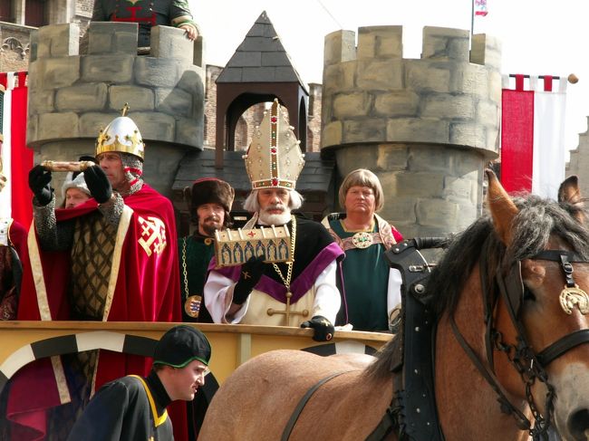 恐れ多くもクリスチャンでもないわたくし、以前ブルージュを訪問した際にこの『聖血』に触れさせて頂きました。（聖血礼拝堂にて）<br />