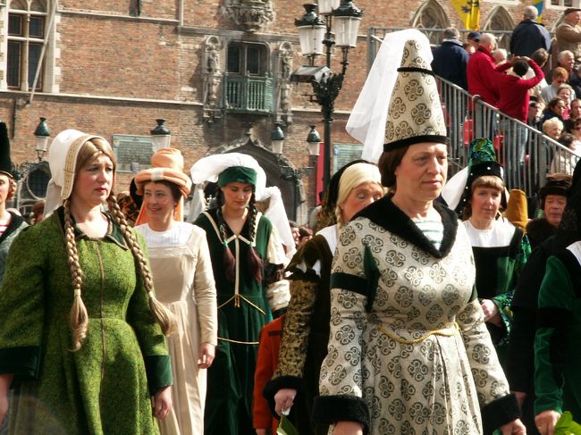 12世紀頃の衣装を見にまとう女性達。