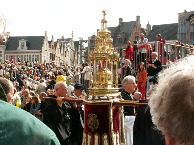 金・銀・宝石で作られた聖遺物箱。<br />とても精巧で美しく、太陽の光を受けてより一層輝いていました。