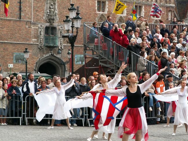 ブルージュのシンボルカラーに身を包んだダンサーの皆さん。